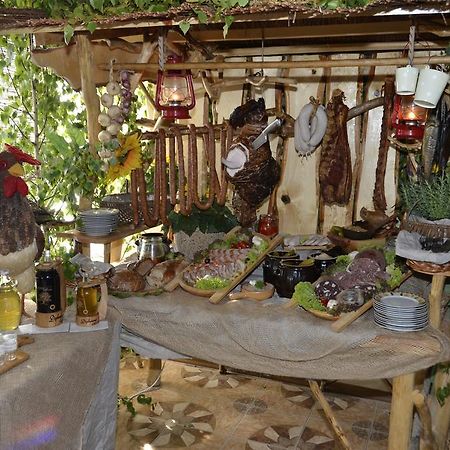 Restauracja Pod Kogutem Hotel Poniatowa Buitenkant foto