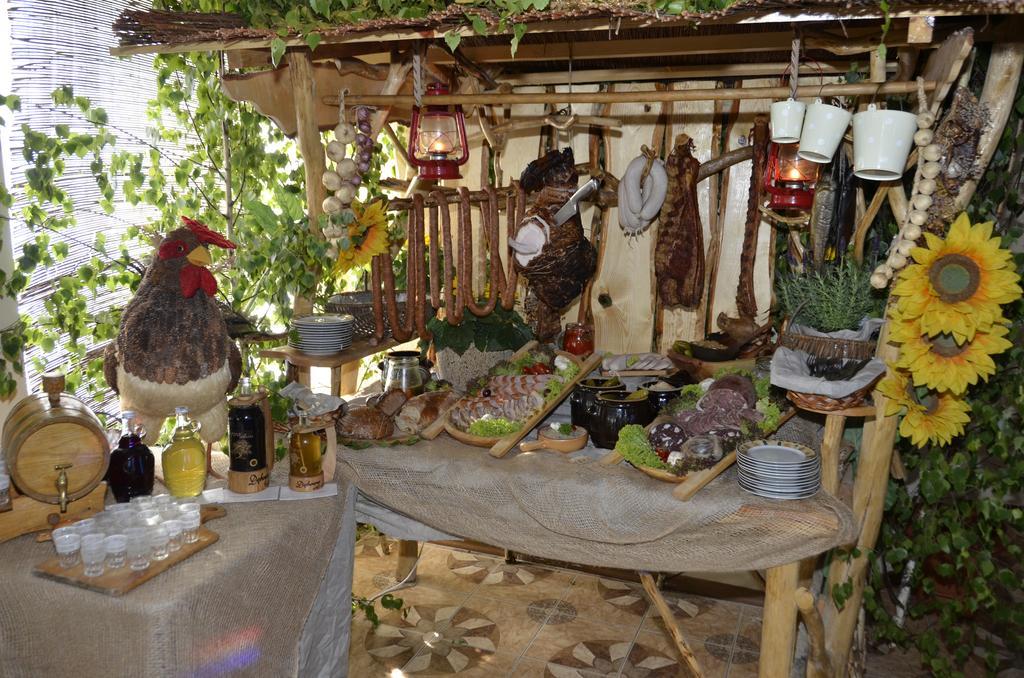 Restauracja Pod Kogutem Hotel Poniatowa Buitenkant foto