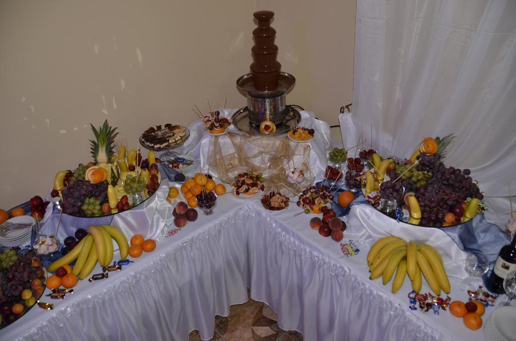 Restauracja Pod Kogutem Hotel Poniatowa Buitenkant foto