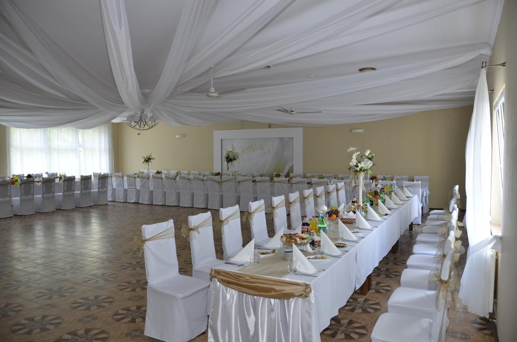 Restauracja Pod Kogutem Hotel Poniatowa Buitenkant foto