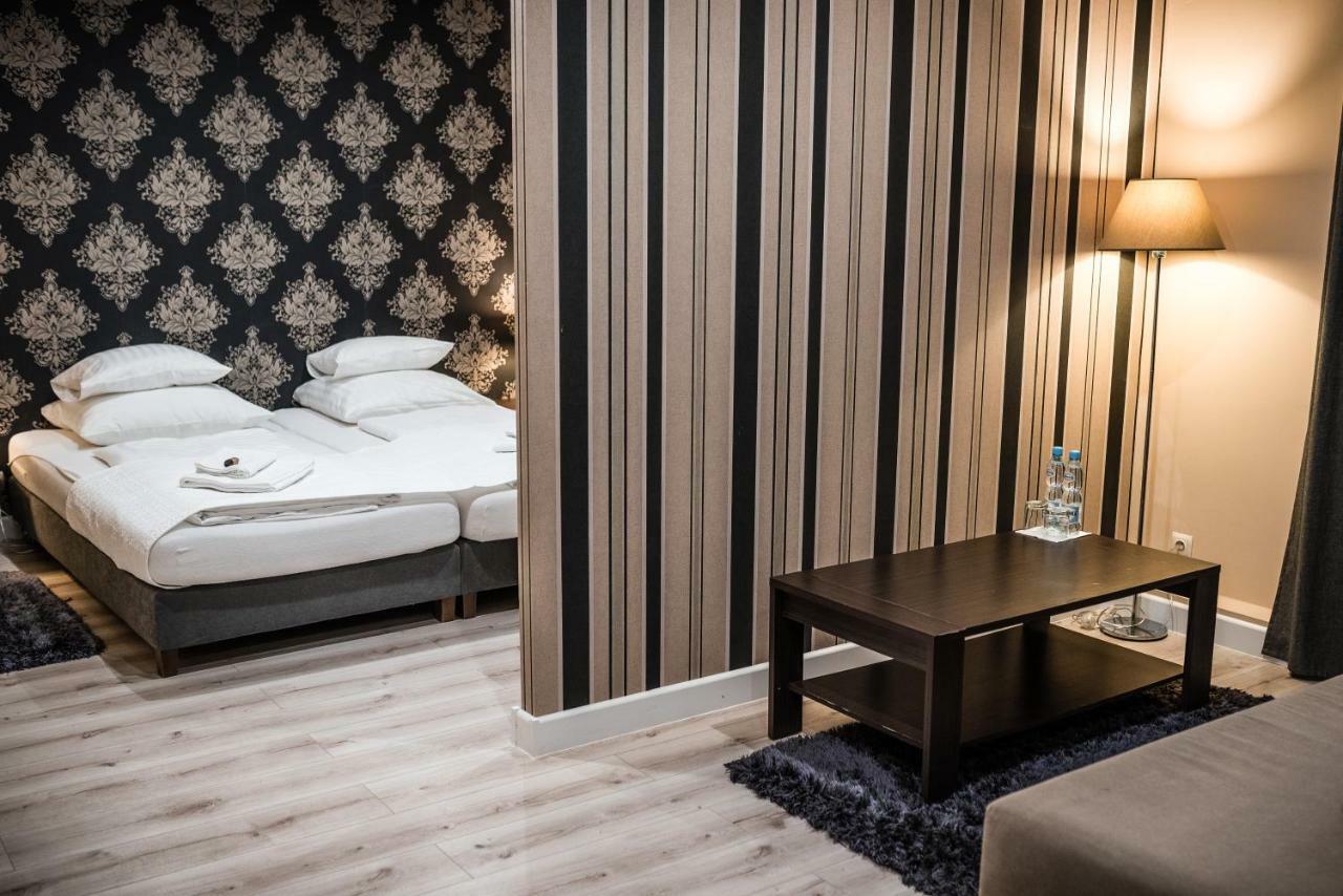 Restauracja Pod Kogutem Hotel Poniatowa Buitenkant foto