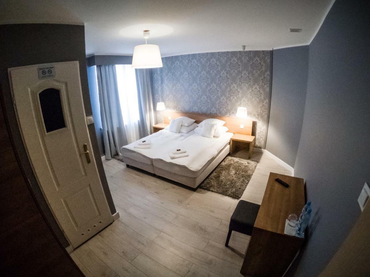 Restauracja Pod Kogutem Hotel Poniatowa Buitenkant foto