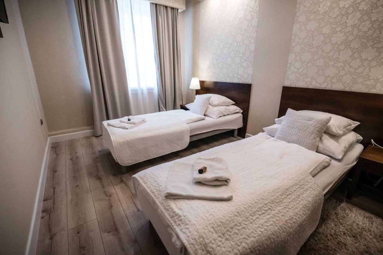 Restauracja Pod Kogutem Hotel Poniatowa Buitenkant foto