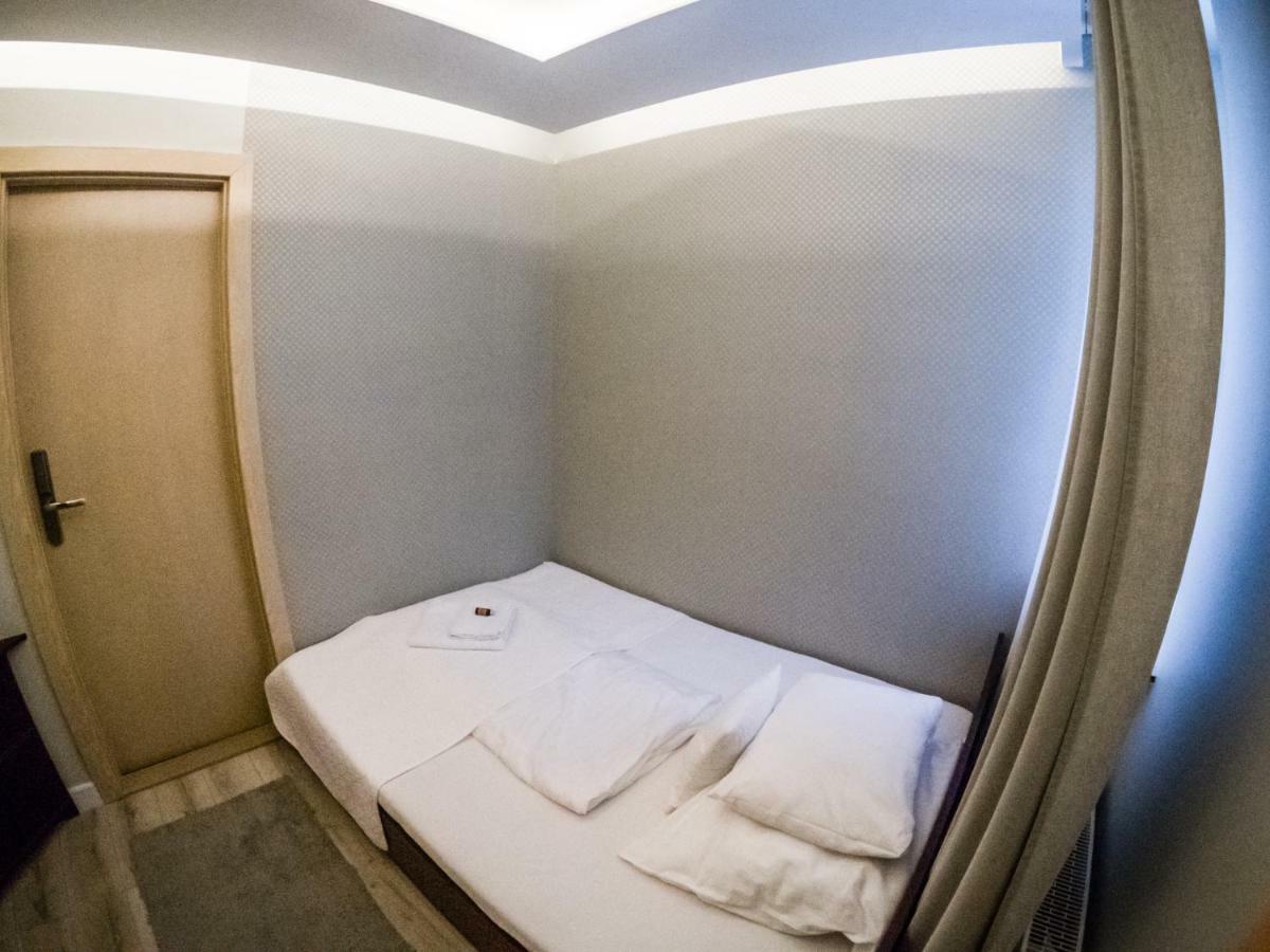 Restauracja Pod Kogutem Hotel Poniatowa Buitenkant foto
