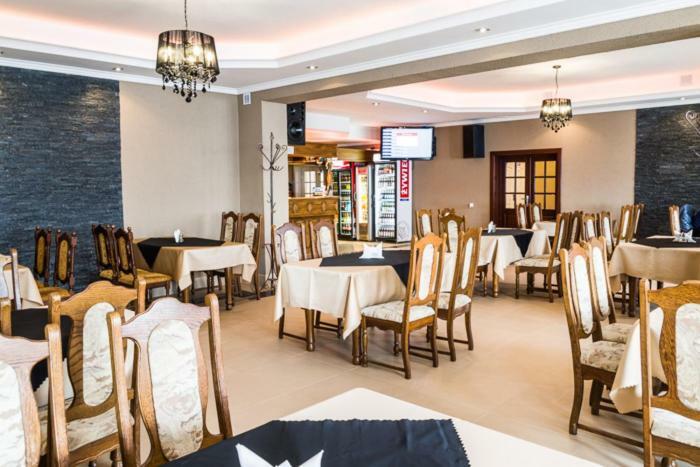 Restauracja Pod Kogutem Hotel Poniatowa Buitenkant foto